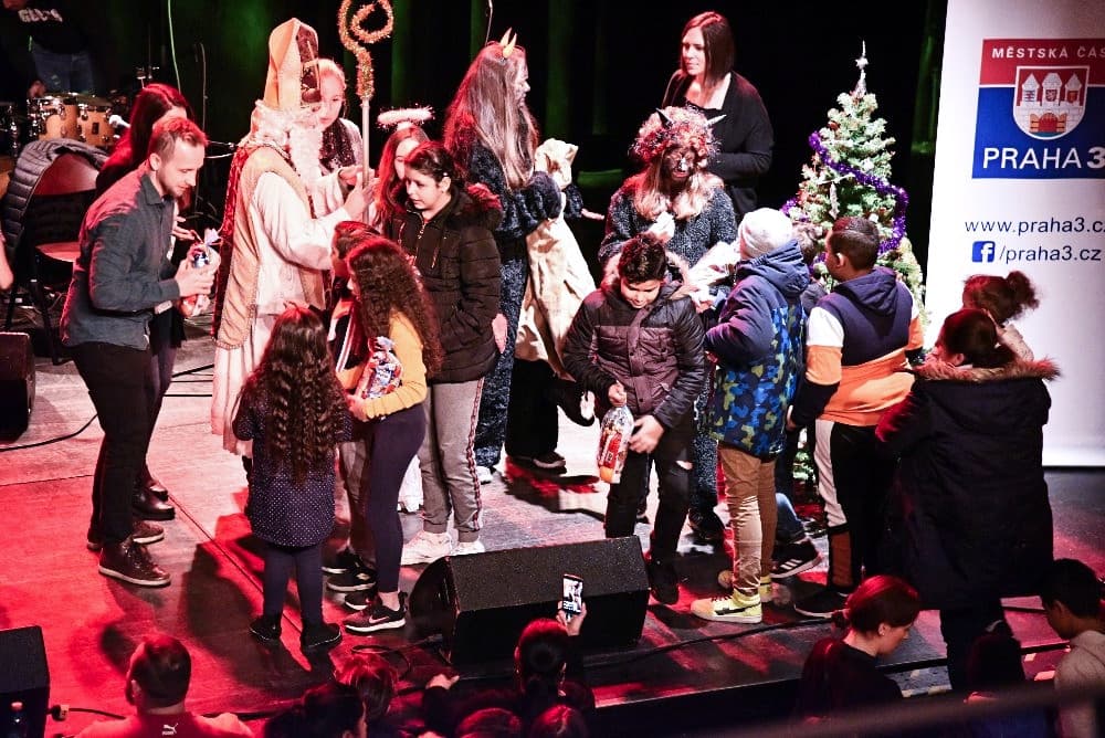 Mikuláš v Paláci Akropolis štědře naděloval